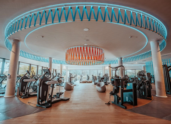 Los residentes disfrutan de acceso a las instalaciones de fitness de última generación en el exclusivo Higuerón Sport Club.