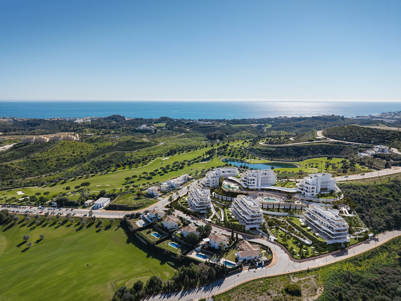 Ubicado en una suave colina en Mijas, disfrute de las vistas al mar Mediterráneo y al club de golf Cerrado de Águila, con las playas de la Costa del Sol a solo 10 minutos.