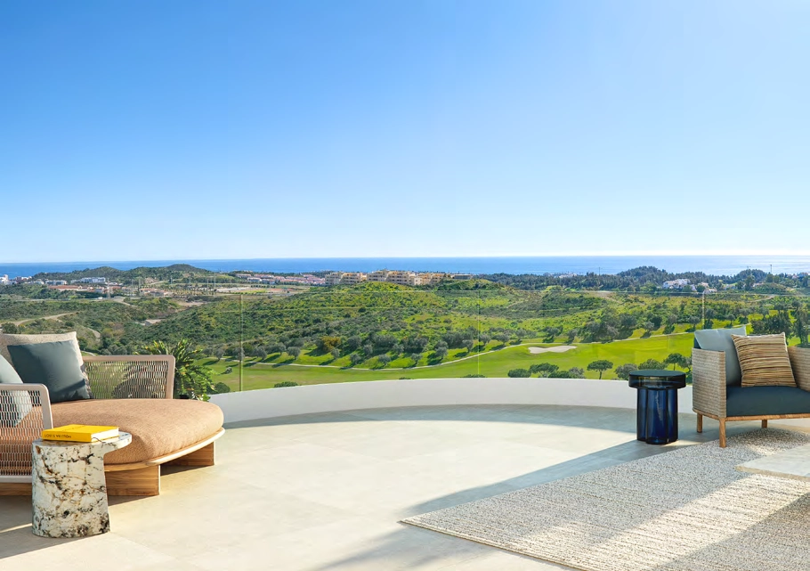 Una terraza privada que amplía su espacio habitable, ideal para momentos de tranquilidad y vistas abiertas al mar Mediterráneo.
