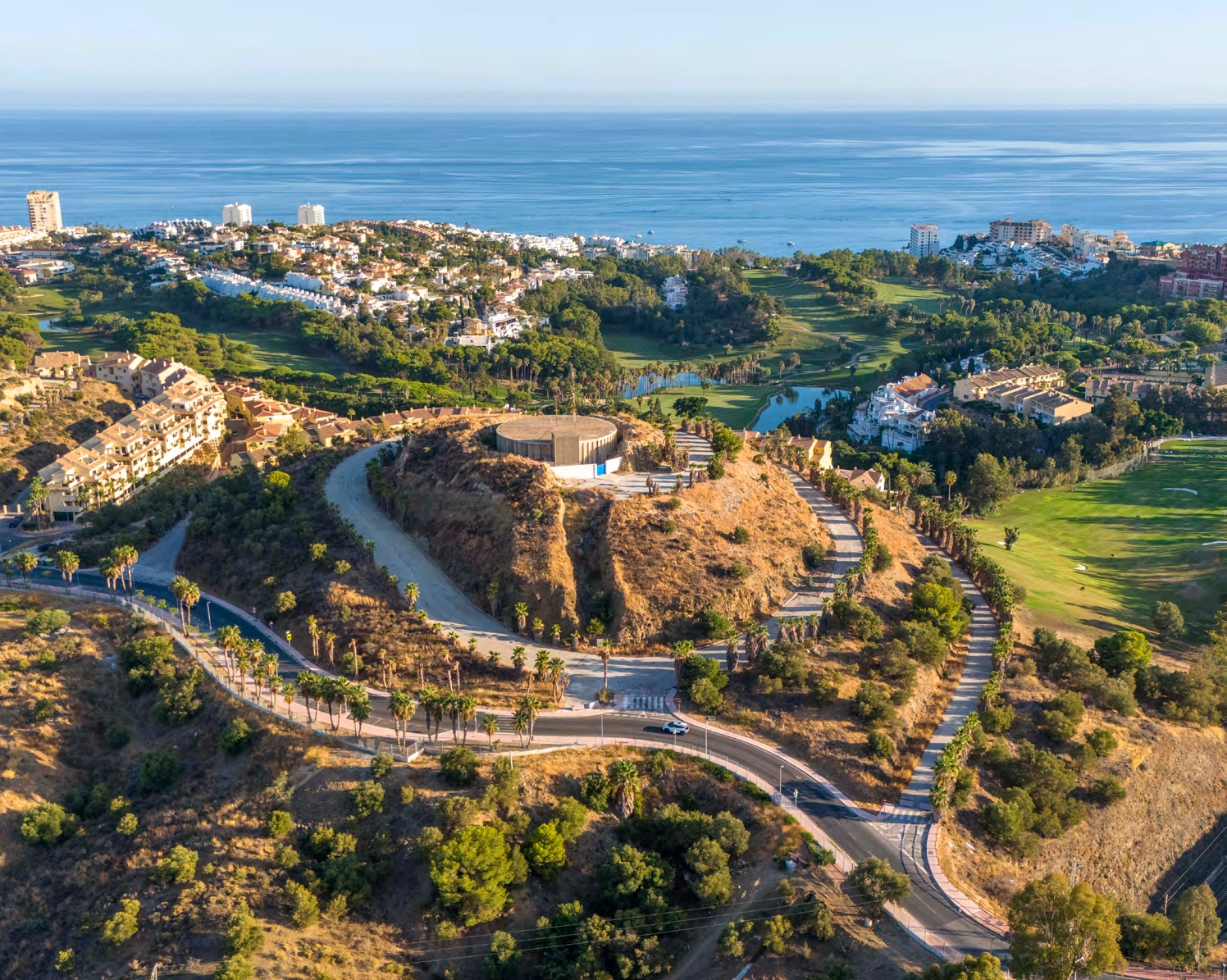 Una vista aérea que muestra la ubicación privilegiada de la urbanización, enclavada entre la montaña y el mar.
