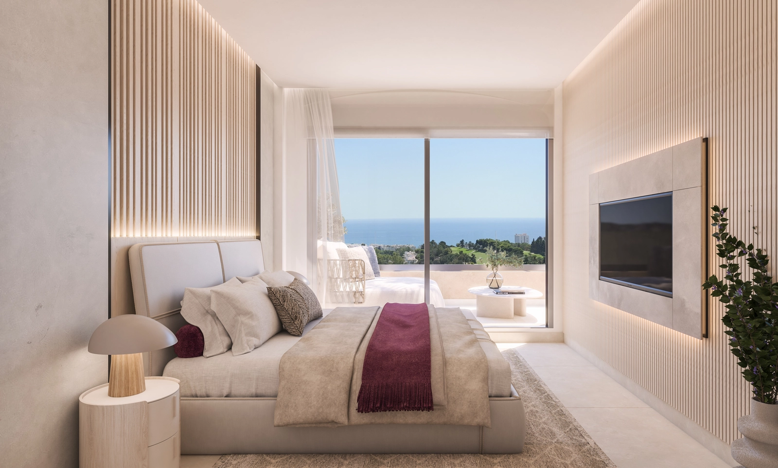 Un dormitorio luminoso y confortable con grandes ventanales que enmarcan las hermosas vistas al golf y al mar.