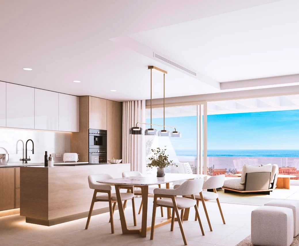 Amplios salones que se conectan con la terraza, trayendo las impresionantes vistas al mar al interior.