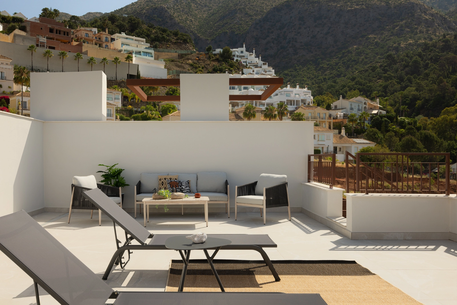 Una amplia y privada terraza, ideal para relajarse con familiares y amigos en el agradable clima español.