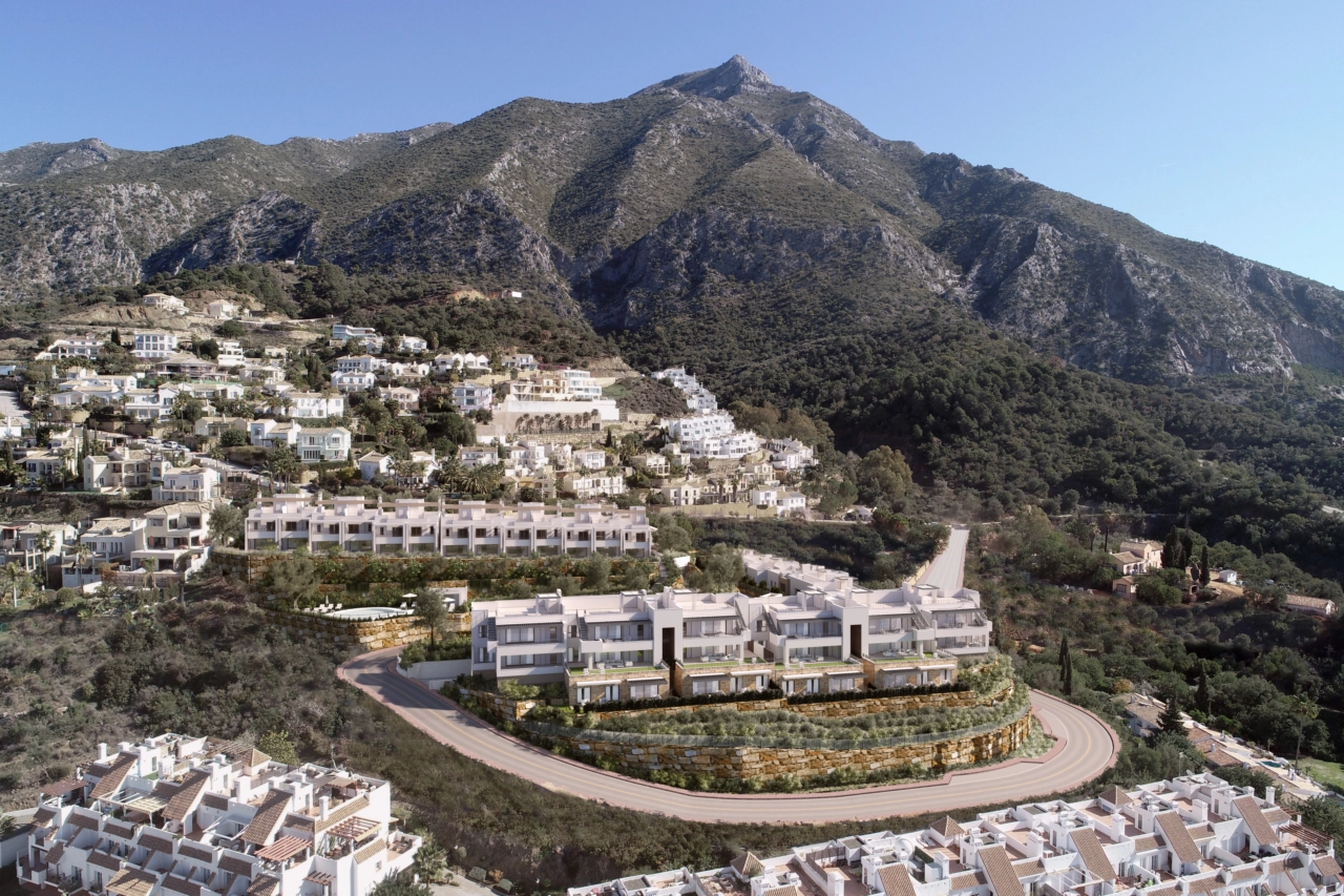 Una vista aérea que muestra la posición privilegiada de la promoción, enclavada en las colinas cerca de Marbella.