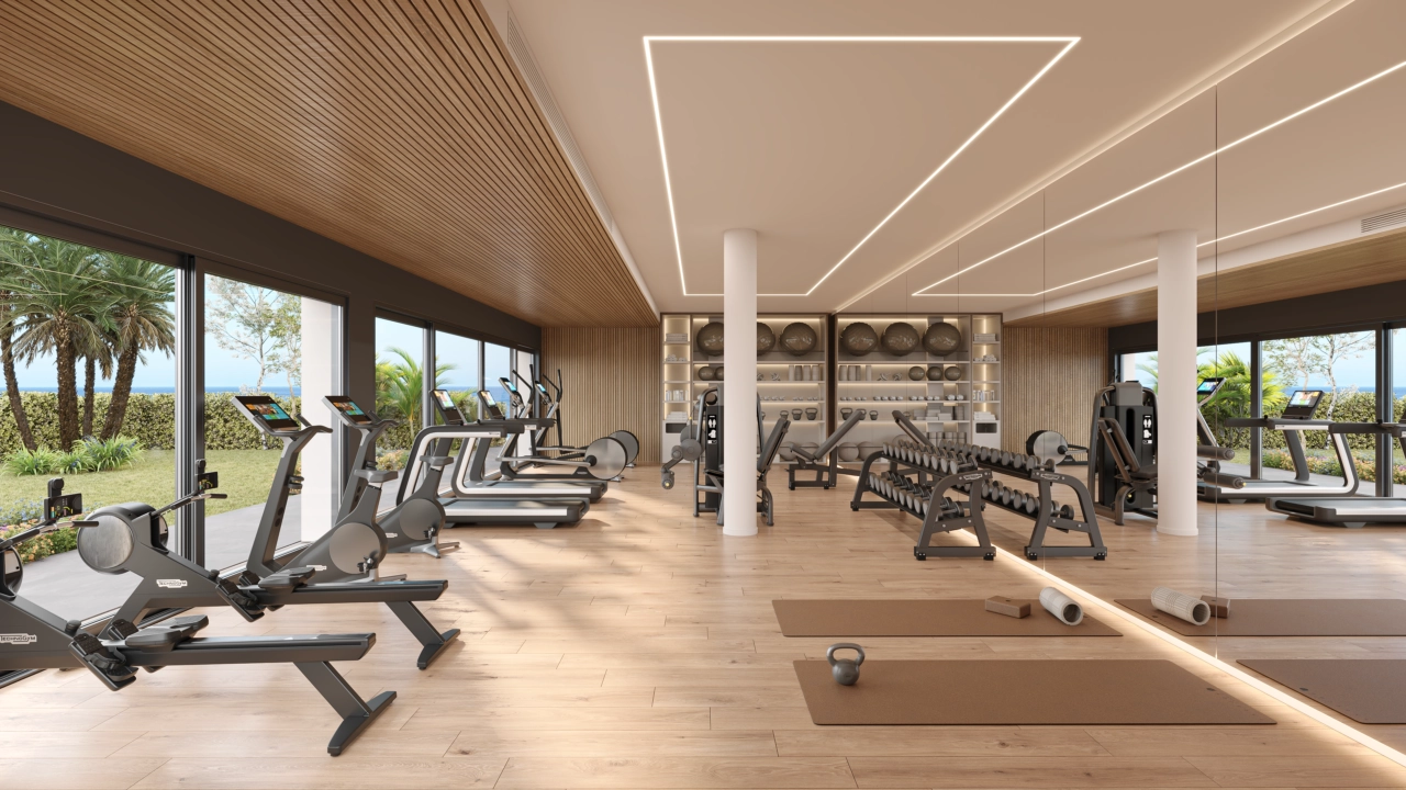 El gimnasio interior de última generación está totalmente equipado para todas sus necesidades de fitness, con vistas a los jardines.