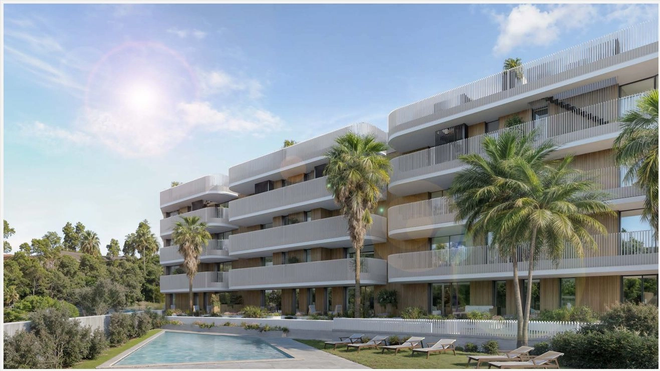 El diseño arquitectónico moderno de la promoción armoniza con el paisaje circundante y las palmeras.