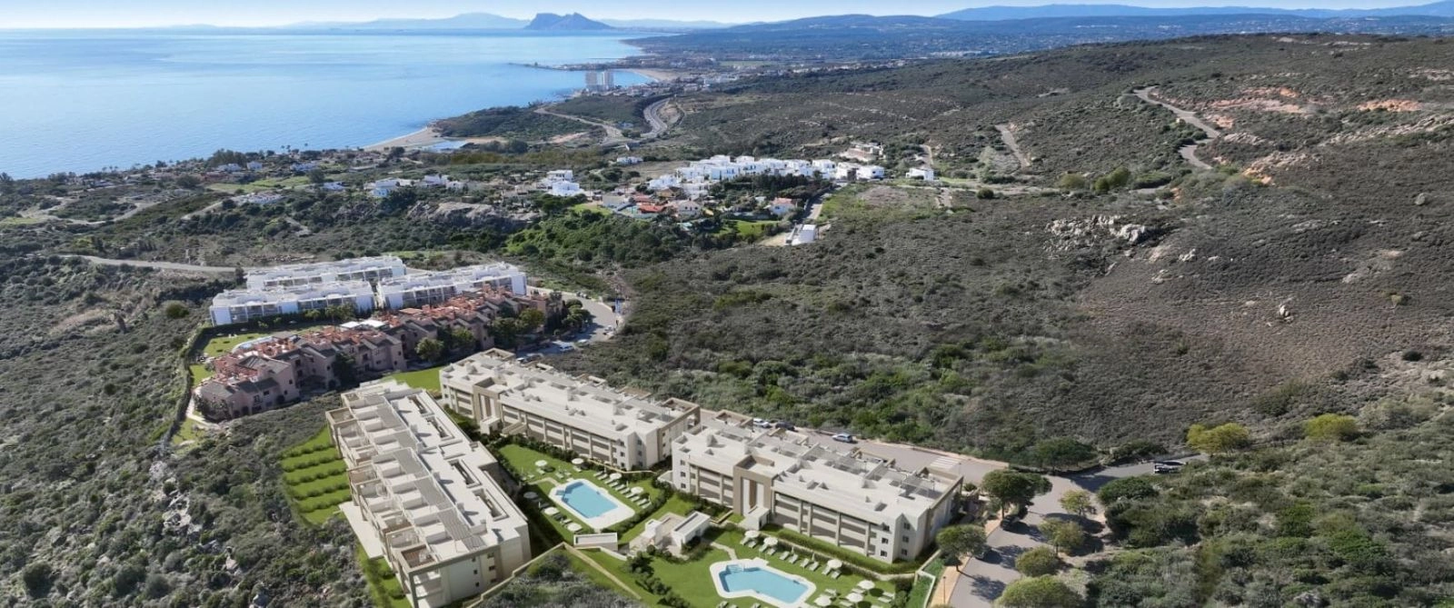 Disfrute de vistas panorámicas de la costa mediterránea y el Peñón de Gibraltar desde esta ubicación excepcional.