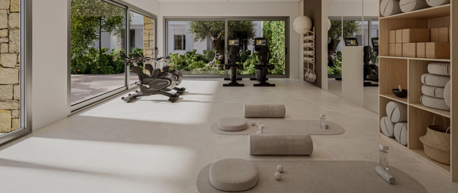 Una sala de fitness dedicada para residentes permite un estilo de vida saludable y activo sin salir de casa.