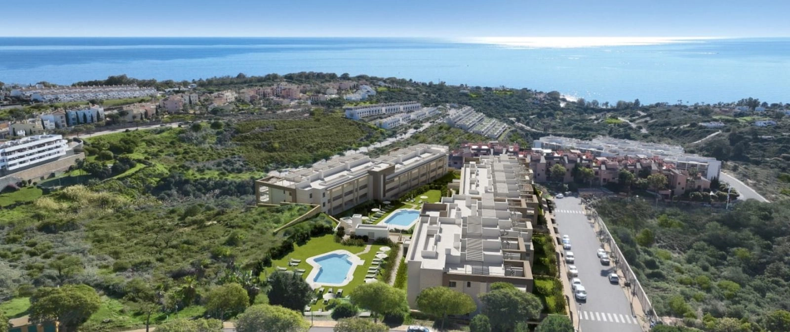 Una perspectiva aérea que muestra la posición privilegiada de la promoción con vistas al mar en la Costa del Sol.