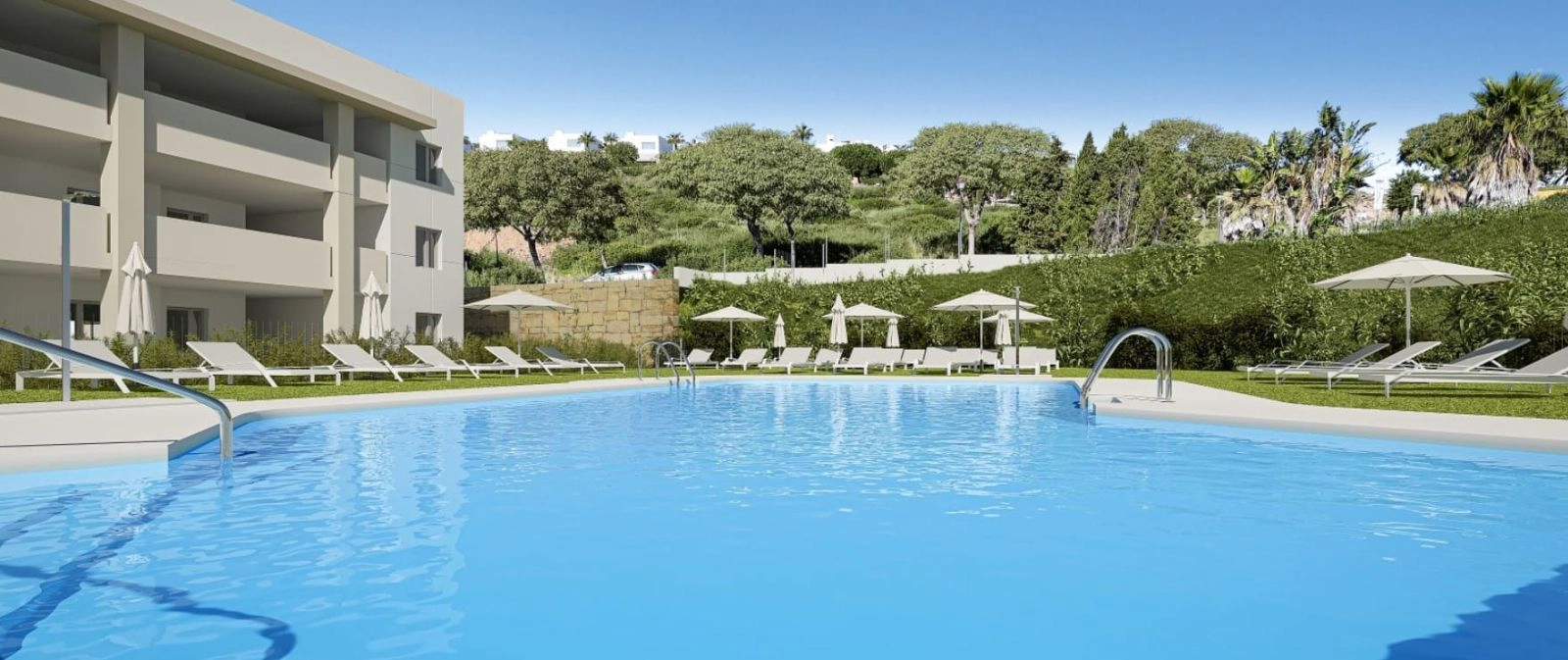 La hermosa piscina comunitaria es un oasis perfecto para la relajación, rodeada de césped bien cuidado.