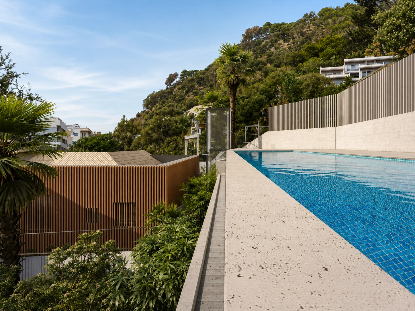 Relájese junto a la impresionante piscina infinita, que ofrece hermosas vistas de las laderas circundantes.
