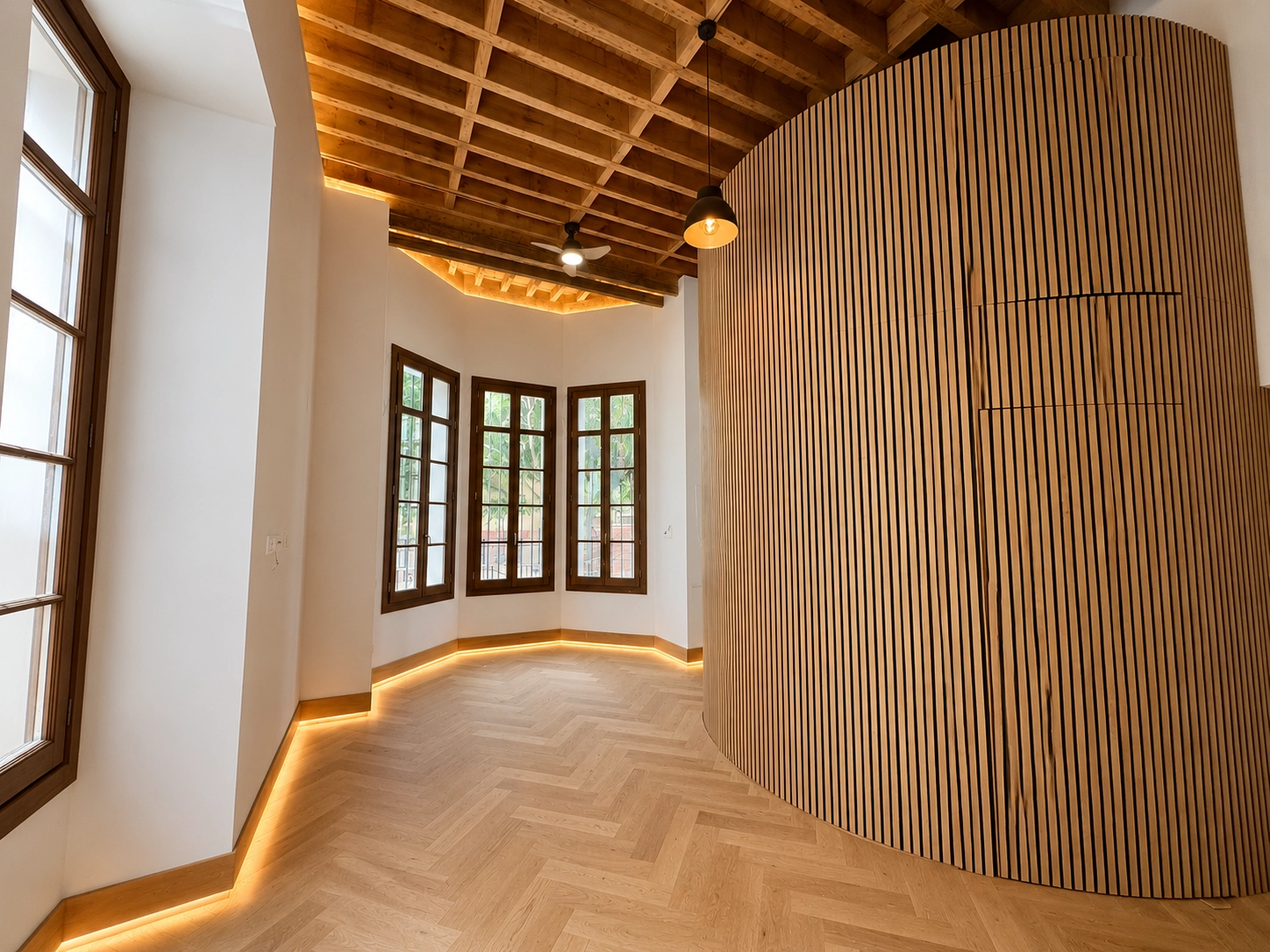 Los elegantes espacios habitables cuentan con grandes ventanas restauradas que llenan las habitaciones de luz natural.