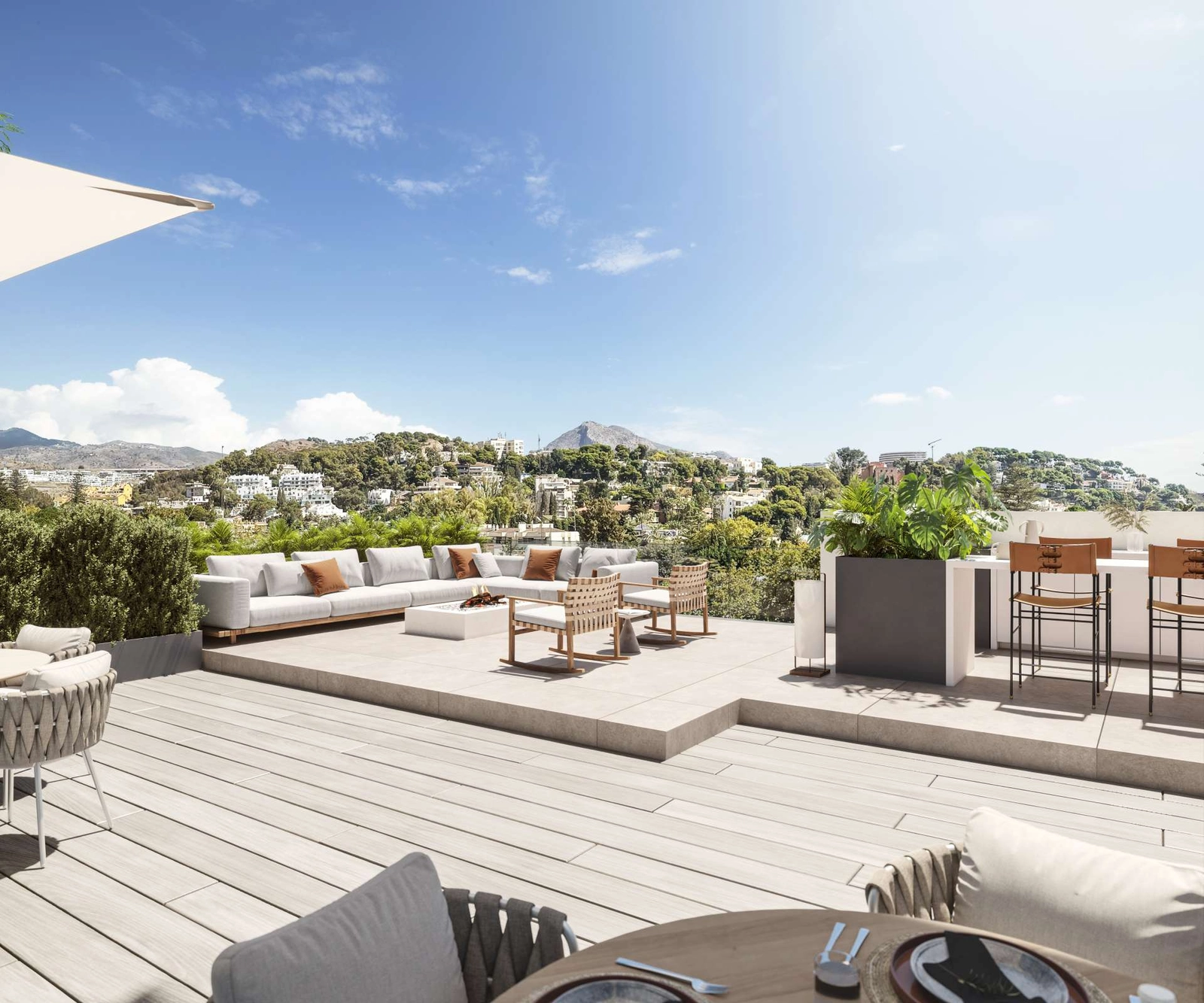La terraza en la azotea ofrece un entorno perfecto para relajarse o entretenerse con el telón de fondo de la Costa del Sol.