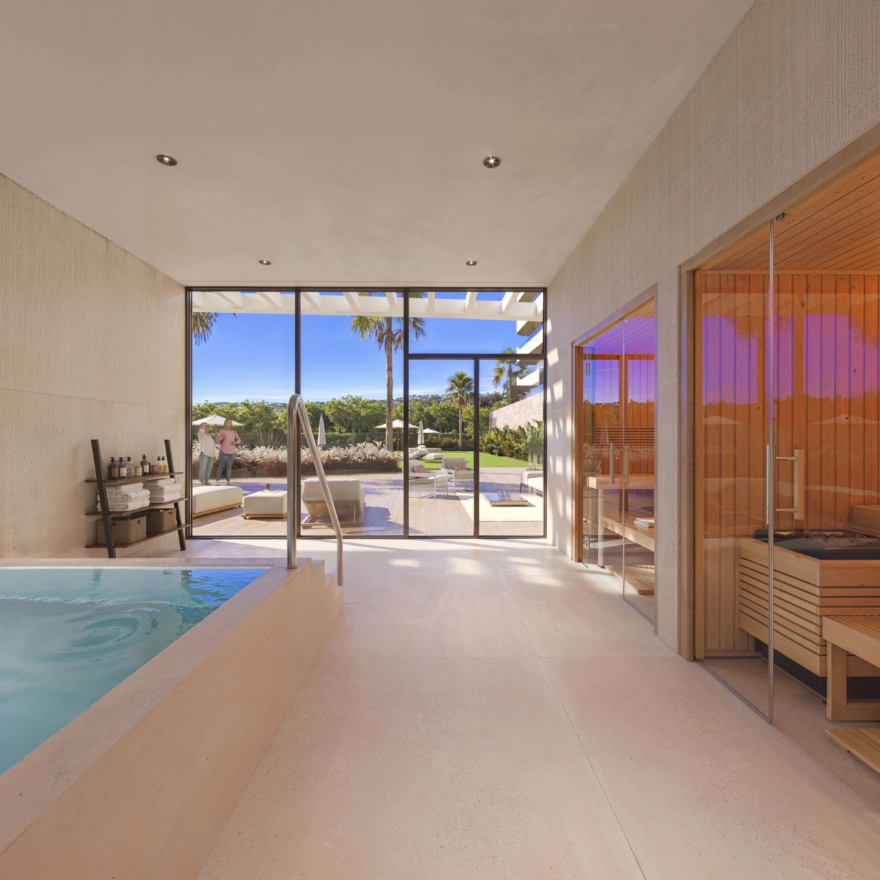 Relájese en el exclusivo spa para residentes, completo con sauna y jacuzzi.