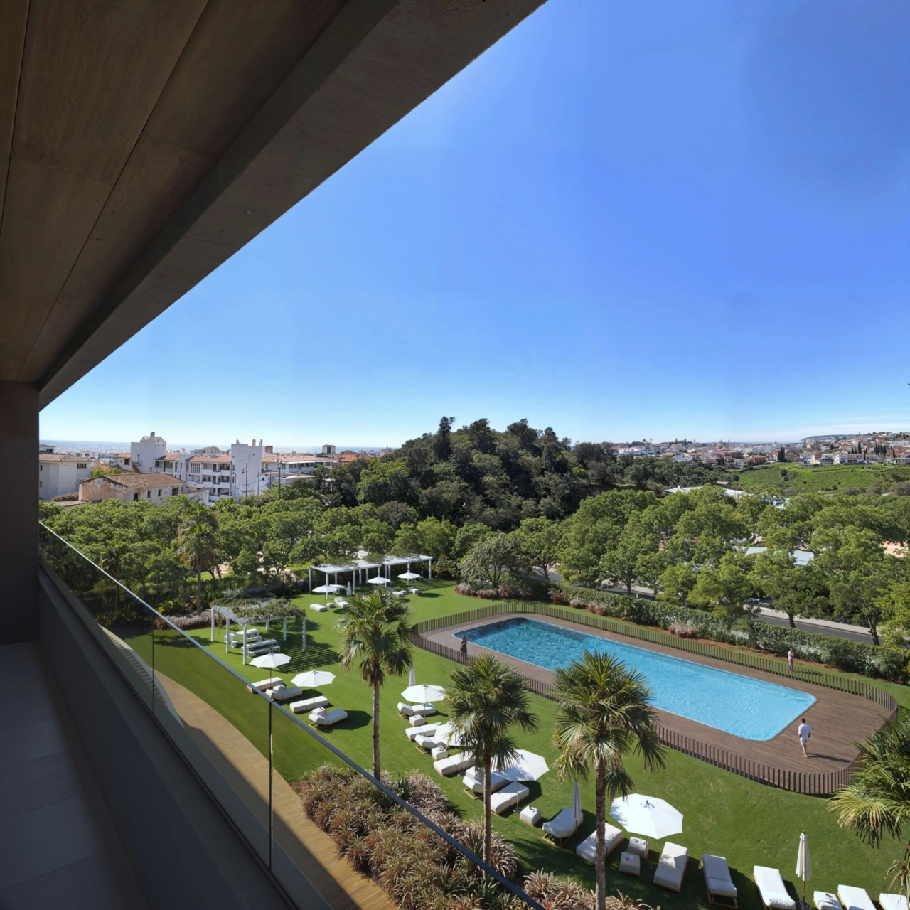 Disfrute de hermosas vistas a los exuberantes jardines y la piscina desde su propio balcón.