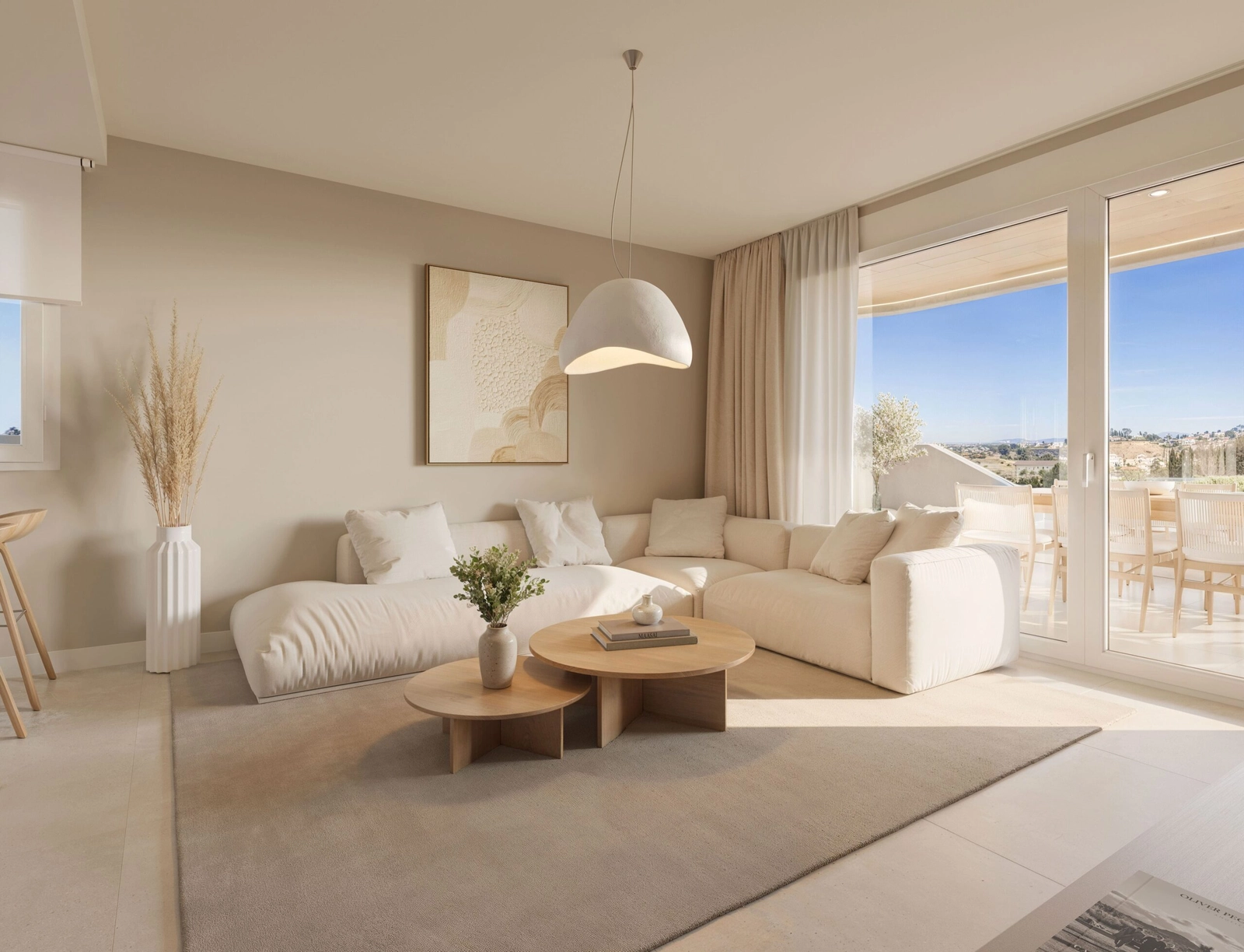 El salón está lleno de luz natural, creando un ambiente luminoso y acogedor.