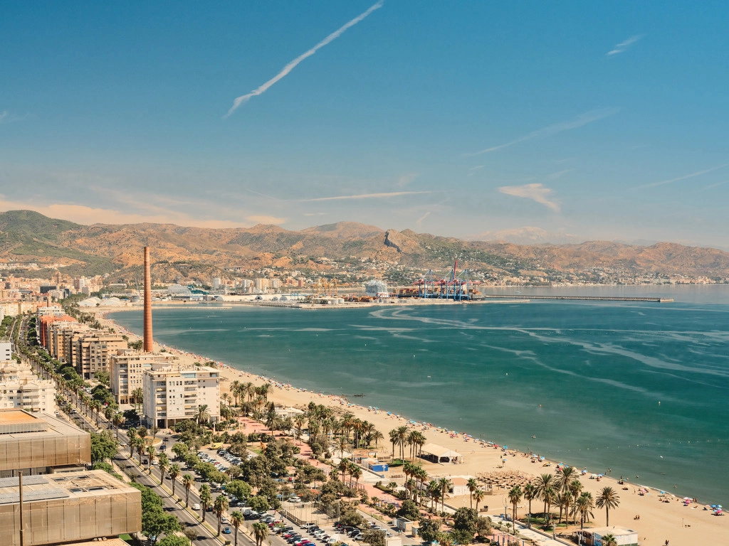 Disfrute de impresionantes vistas panorámicas del mar Mediterráneo y la costa de Málaga desde su propia terraza privada.