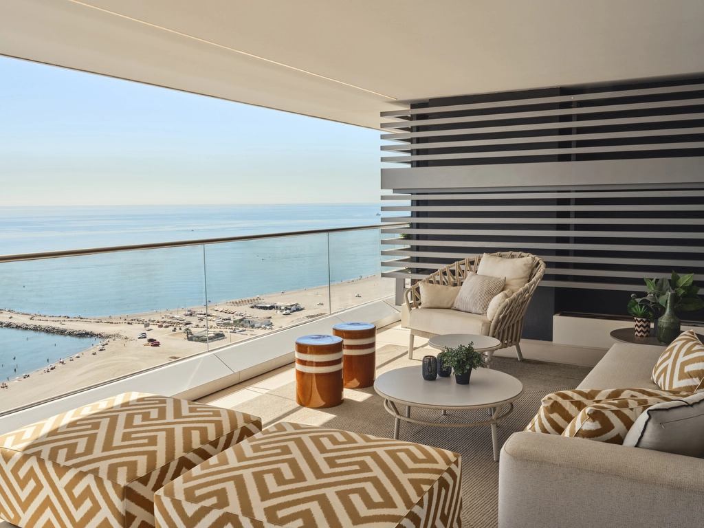 Una terraza bellamente equipada, perfecta para relajarse o cenar mientras disfruta de la brisa marina y las impresionantes vistas de la costa.