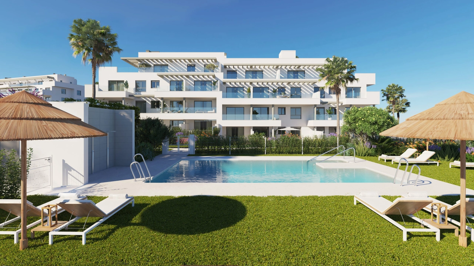La piscina comunitaria, situada entre exuberantes jardines para el disfrute de los residentes.