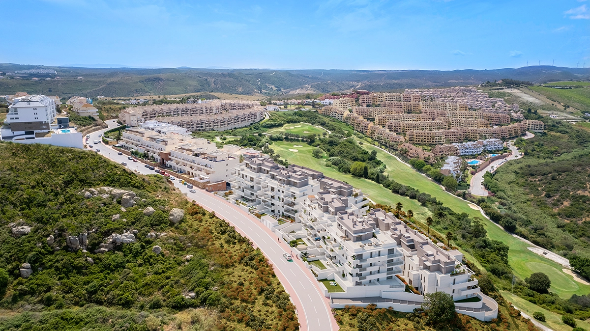 Una vista aérea de la urbanización, perfectamente integrada en el exuberante paisaje verde de la Costa del Sol con campos de golf cercanos.