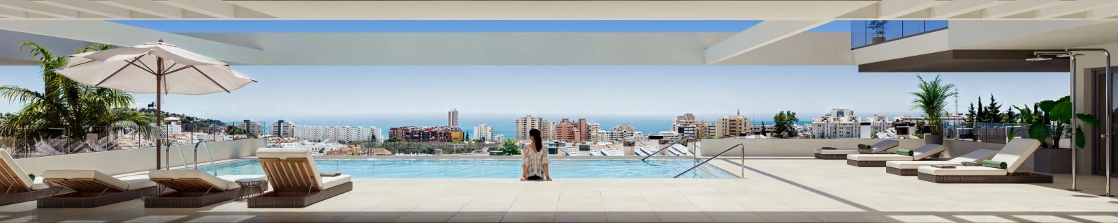 La piscina infinita en la azotea ofrece un entorno perfecto para relajarse y disfrutar de las vistas panorámicas al mar.