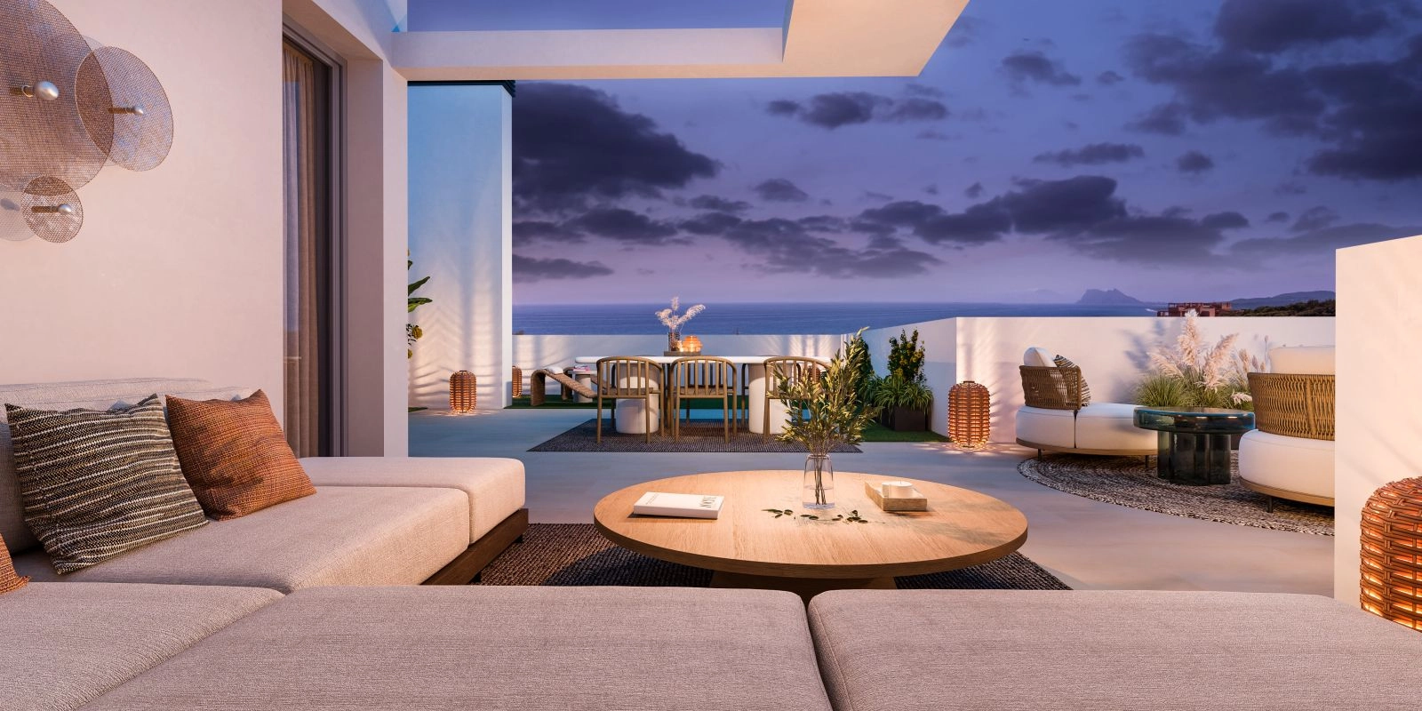 Su terraza privada, un entorno perfecto para noches inolvidables con vistas al mar, Gibraltar y África.