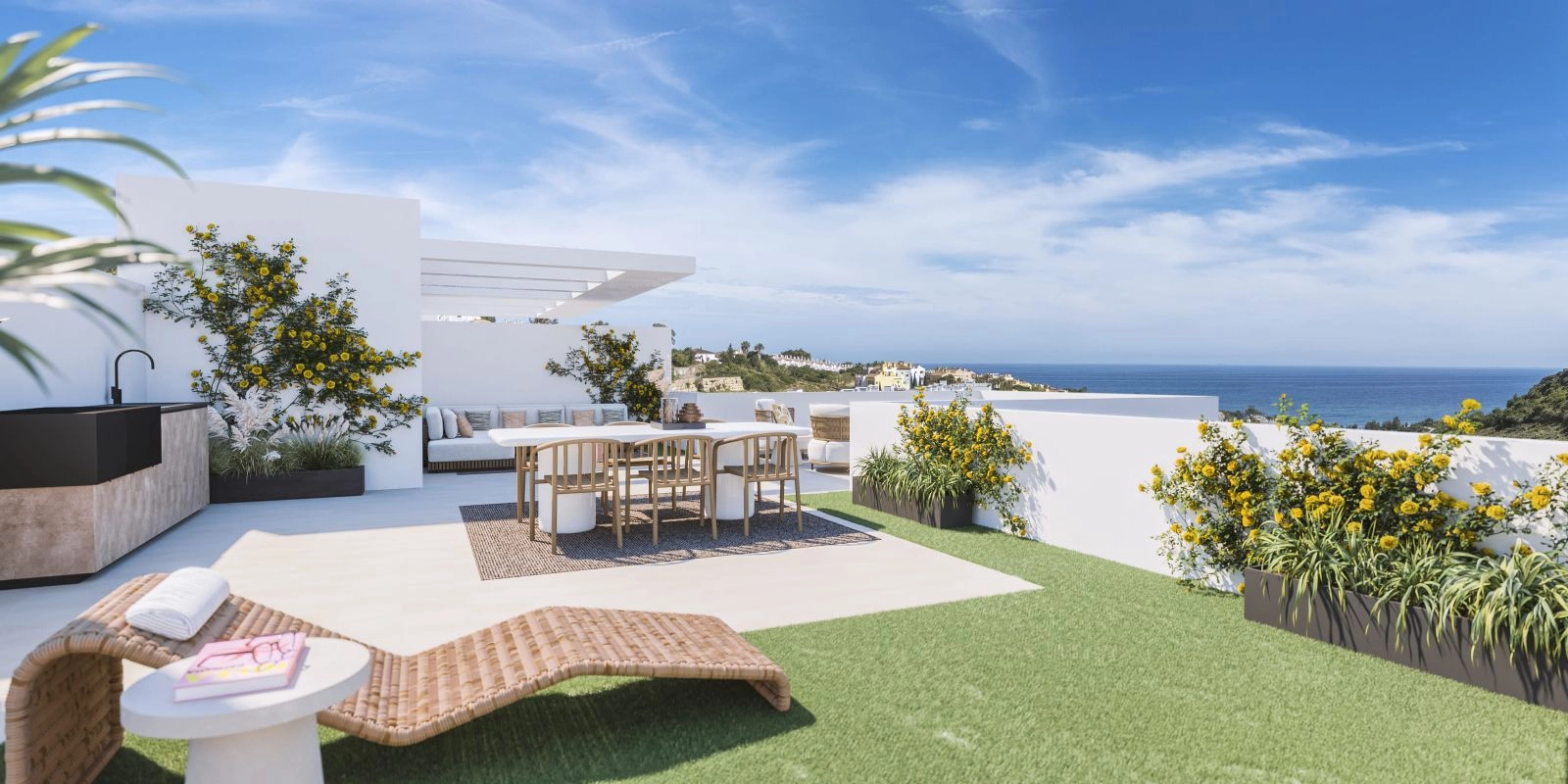 Las amplias terrazas en la azotea están diseñadas para disfrutar del sol y de las magníficas vistas al mar de la Costa del Sol.