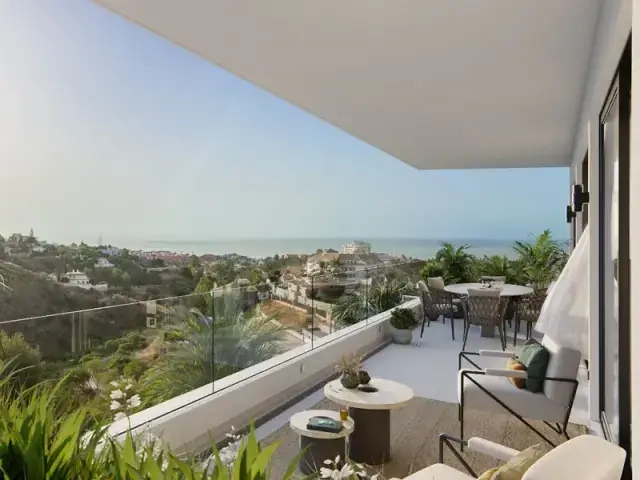 Amplias terrazas privadas ofrecen un espacio perfecto para relajarse y disfrutar del magnífico clima de la Costa del Sol y de las vistas al mar.