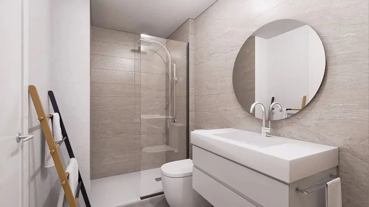 Los baños contemporáneos están acabados con materiales elegantes y de alta calidad.