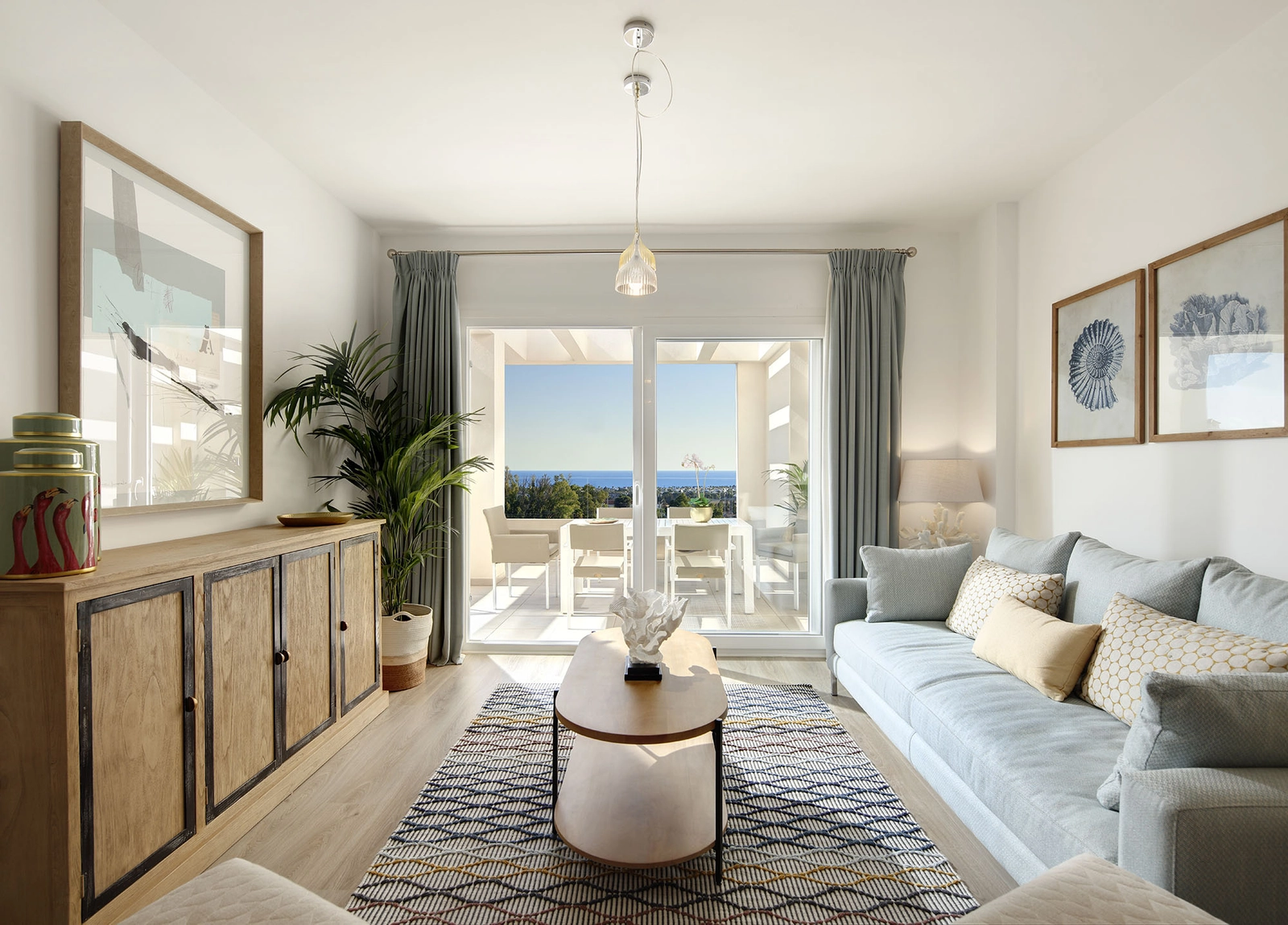 Su espacio de vida se abre a una soleada terraza con hermosas vistas hacia el mar Mediterráneo.