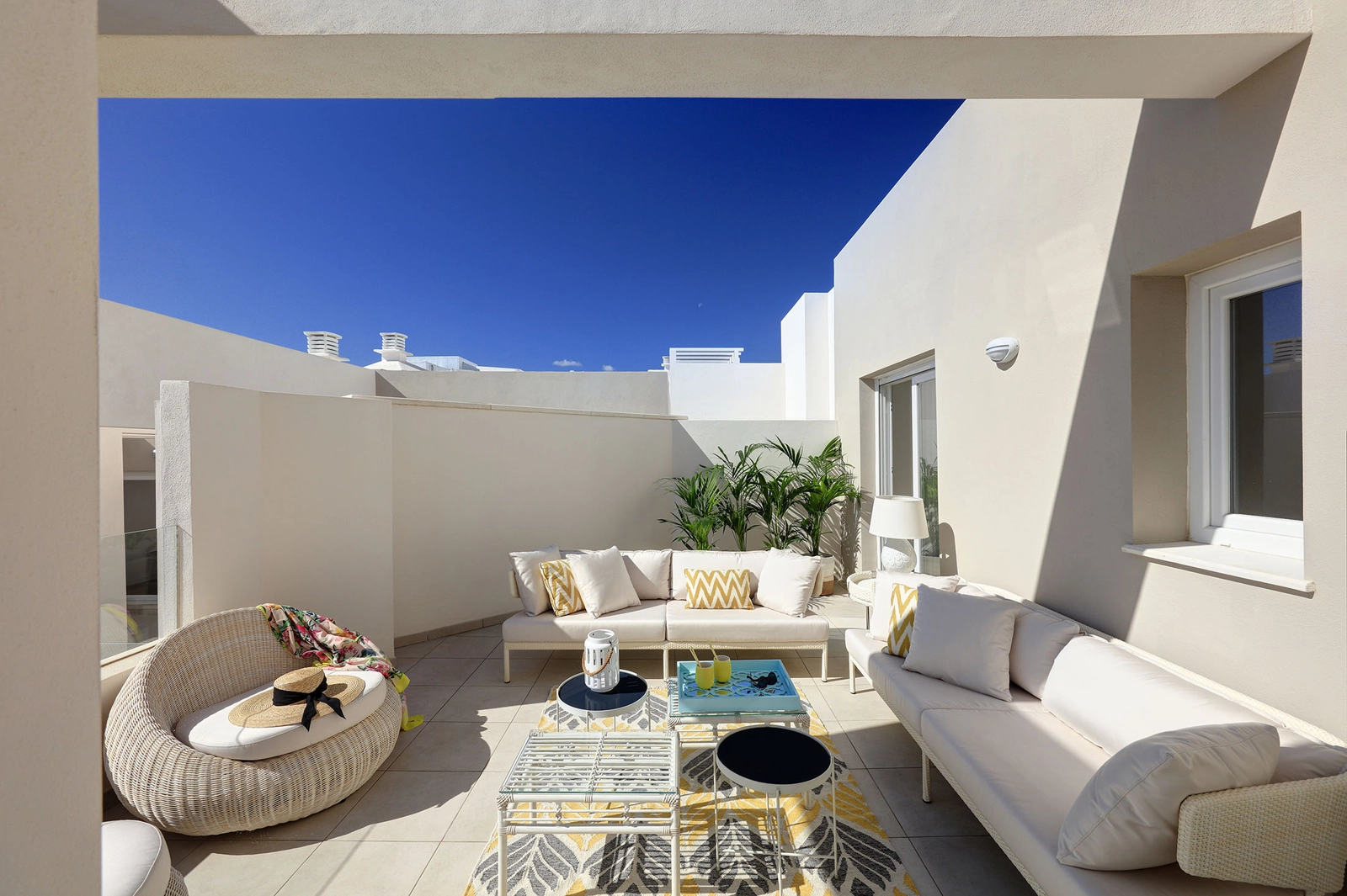 Disfrute del clima de la Costa del Sol en su amplia terraza privada, perfecta para relajarse o cenar.