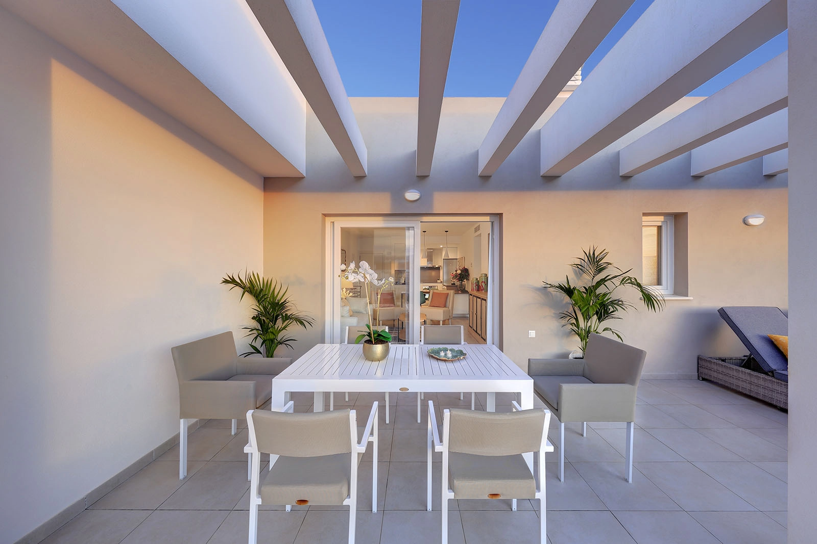 La terraza ofrece un entorno perfecto para cenar al aire libre, conectando a la perfección con el espacio interior.