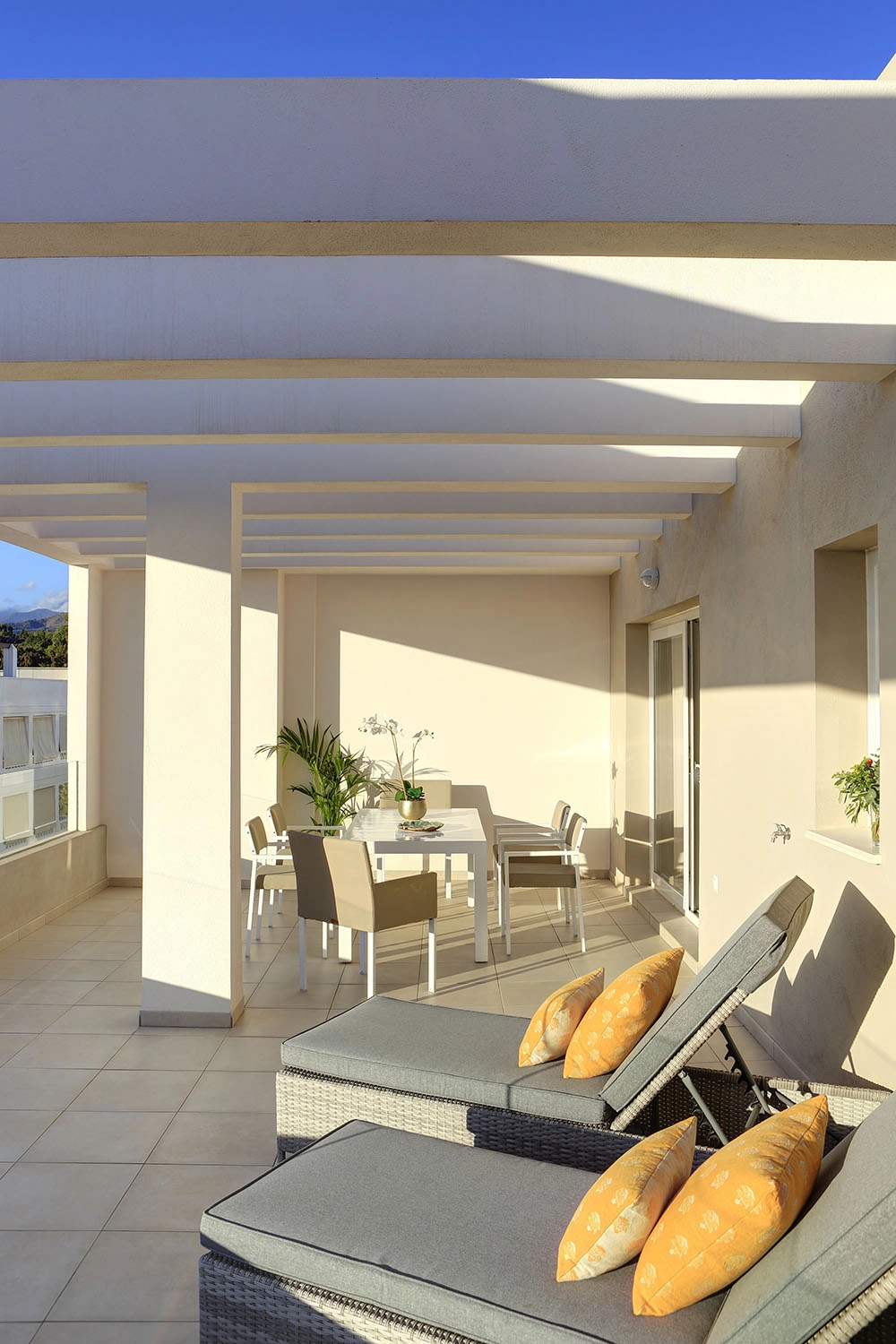 Disfrute del sol español en su terraza privada, diseñada para la máxima relajación y confort.