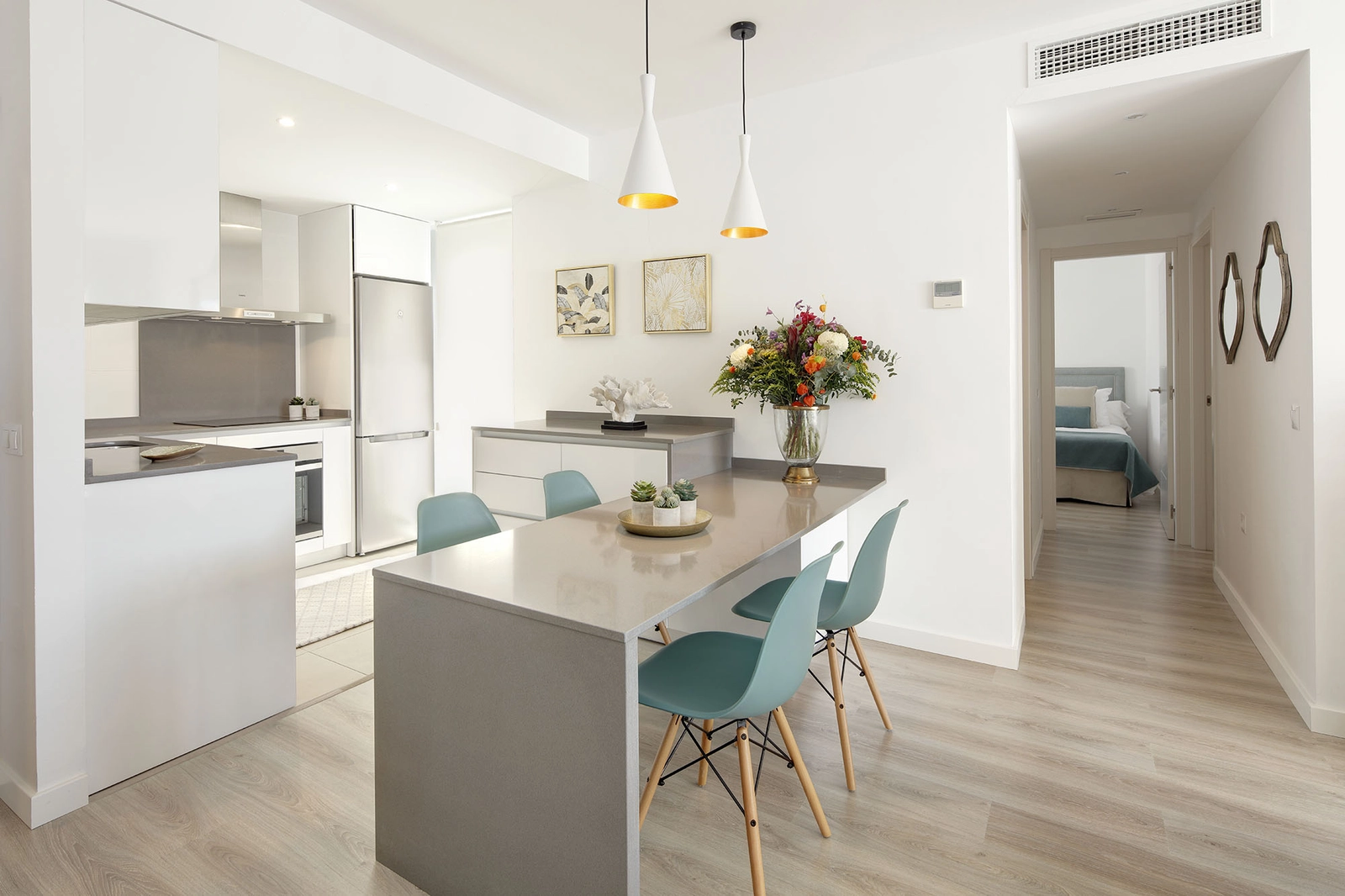 Las cocinas luminosas de planta abierta presentan diseños modernos y acabados de alta gama, perfectas para cocinar y entretener.