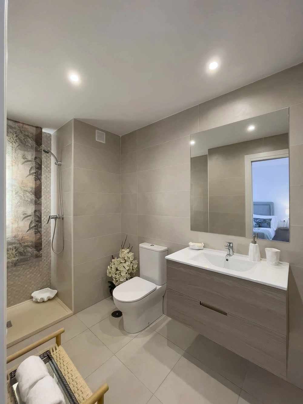 Los elegantes baños están equipados con accesorios modernos y materiales de calidad.