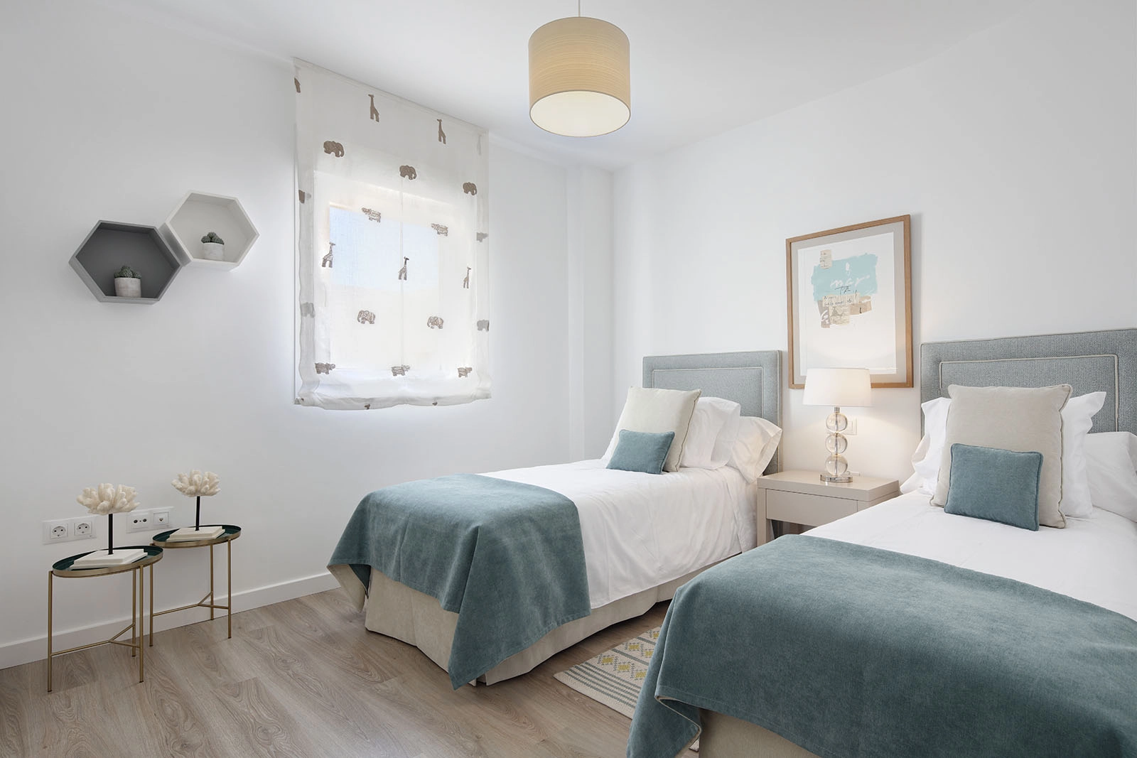 Los cómodos y luminosos dormitorios de invitados ofrecen un espacio acogedor para la familia y amigos.
