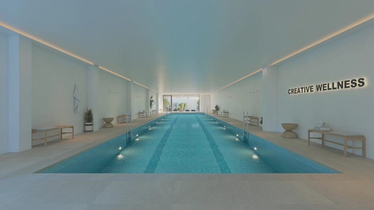 La piscina cubierta climatizada permite disfrutar durante todo el año, independientemente de la estación.