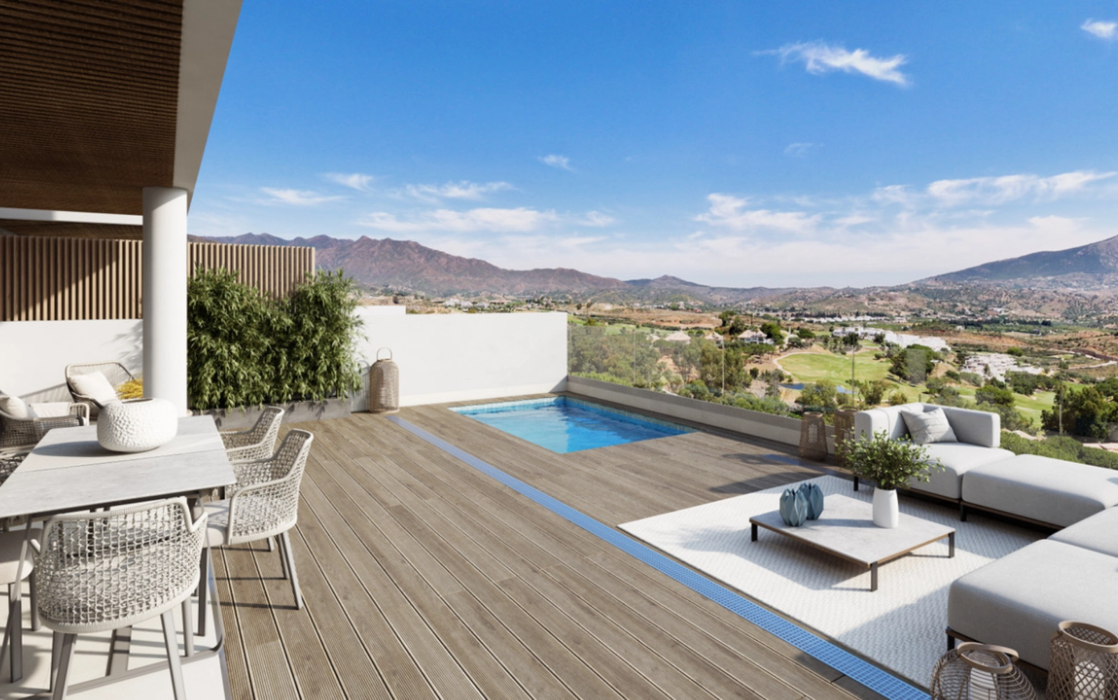 Una impresionante terraza privada en la azotea con piscina, ofreciendo vistas panorámicas a las montañas de Mijas y al campo de golf.
