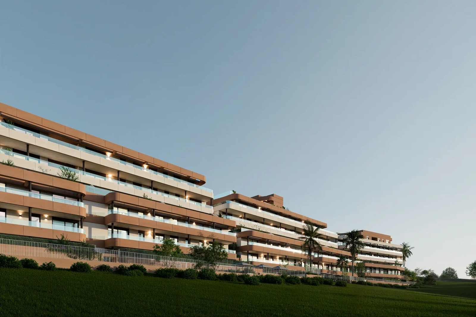 El elegante diseño de los edificios, enmarcado en el verde paisaje del campo de golf de Estepona.