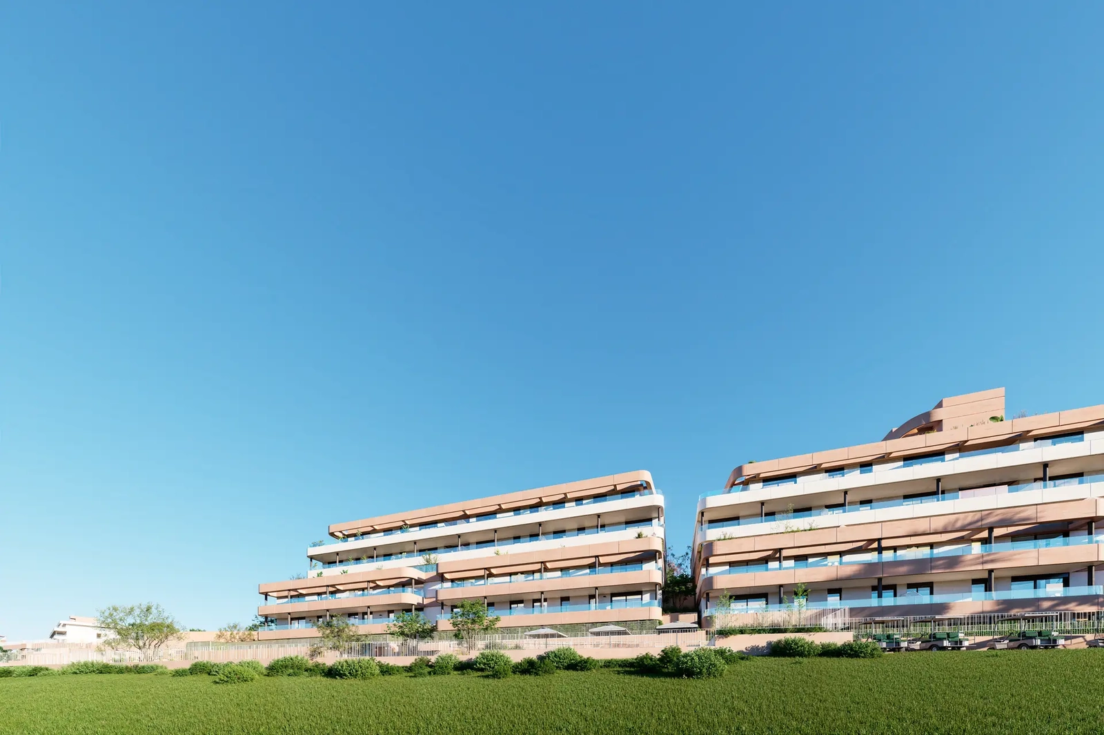 Una vista panorámica del complejo residencial, perfectamente integrado en las exuberantes calles verdes de Estepona Golf.