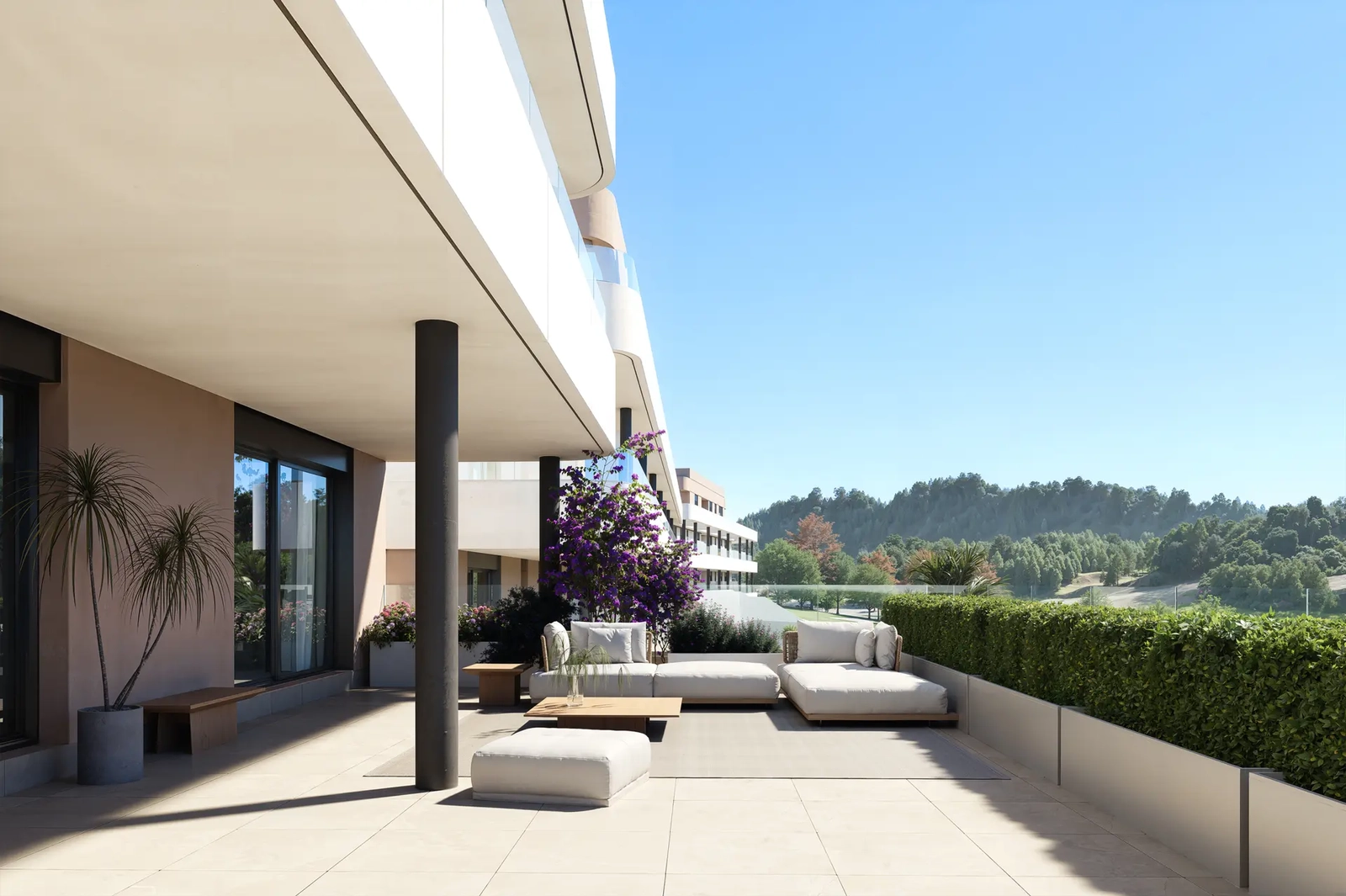 Una generosa terraza privada ofrece un entorno ideal para cenas al aire libre, relajación y para disfrutar del clima de la Costa del Sol.