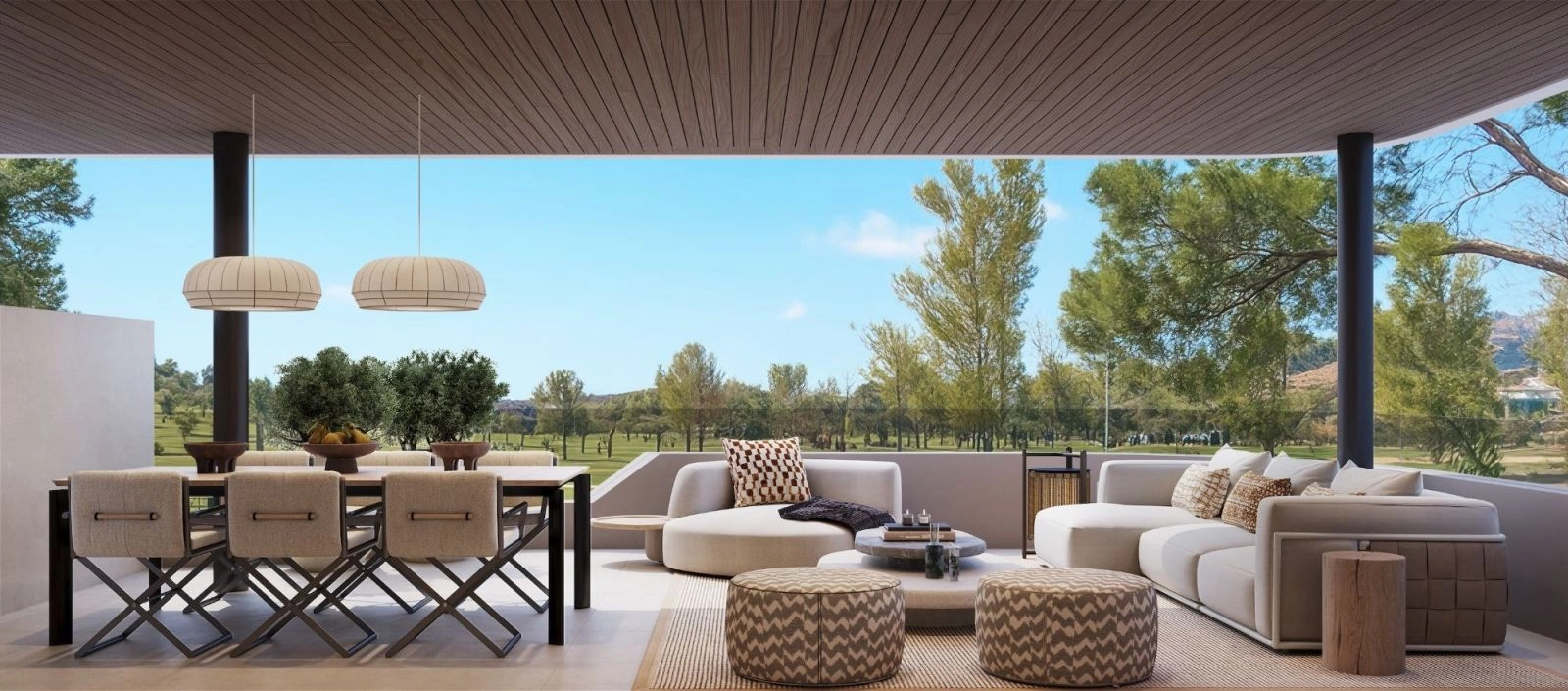 Disfrute de una vida interior-exterior fluida con impresionantes vistas al campo de golf de El Paraíso desde su terraza.