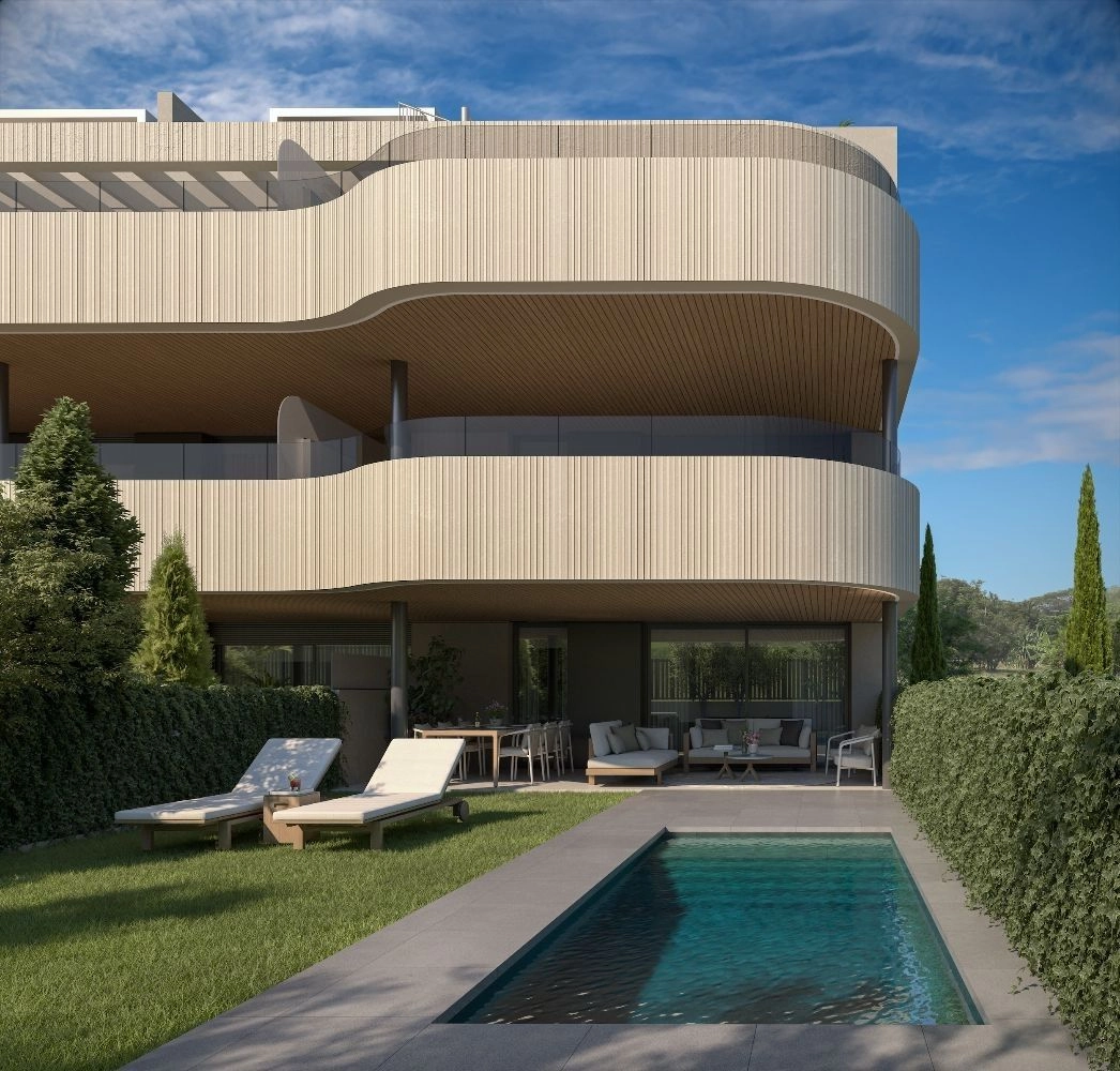 Una vivienda en planta baja con jardín privado y piscina personal, que ofrece privacidad y acceso directo al exterior.