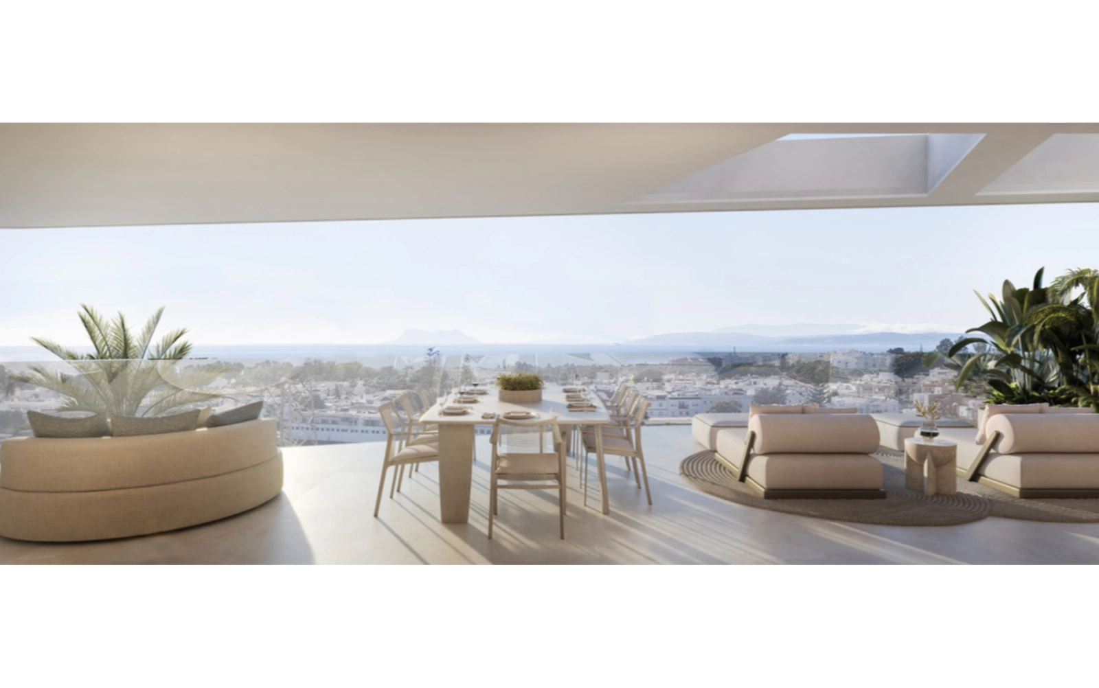 Desde la amplia terraza, podrá disfrutar de preciosas vistas al mar de la Costa del Sol.
