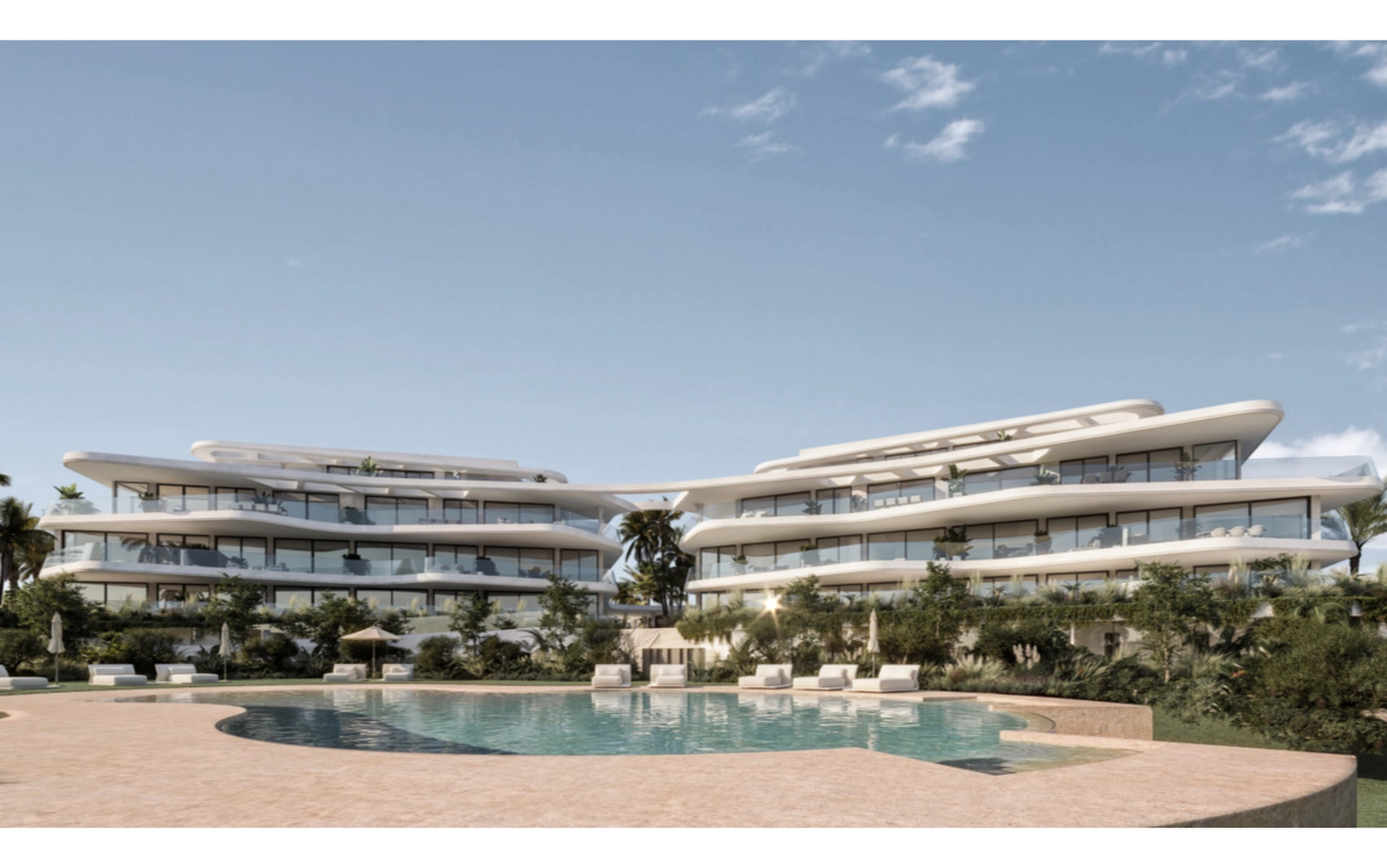 La atractiva piscina con entrada tipo playa está rodeada de exuberantes jardines paisajísticos.
