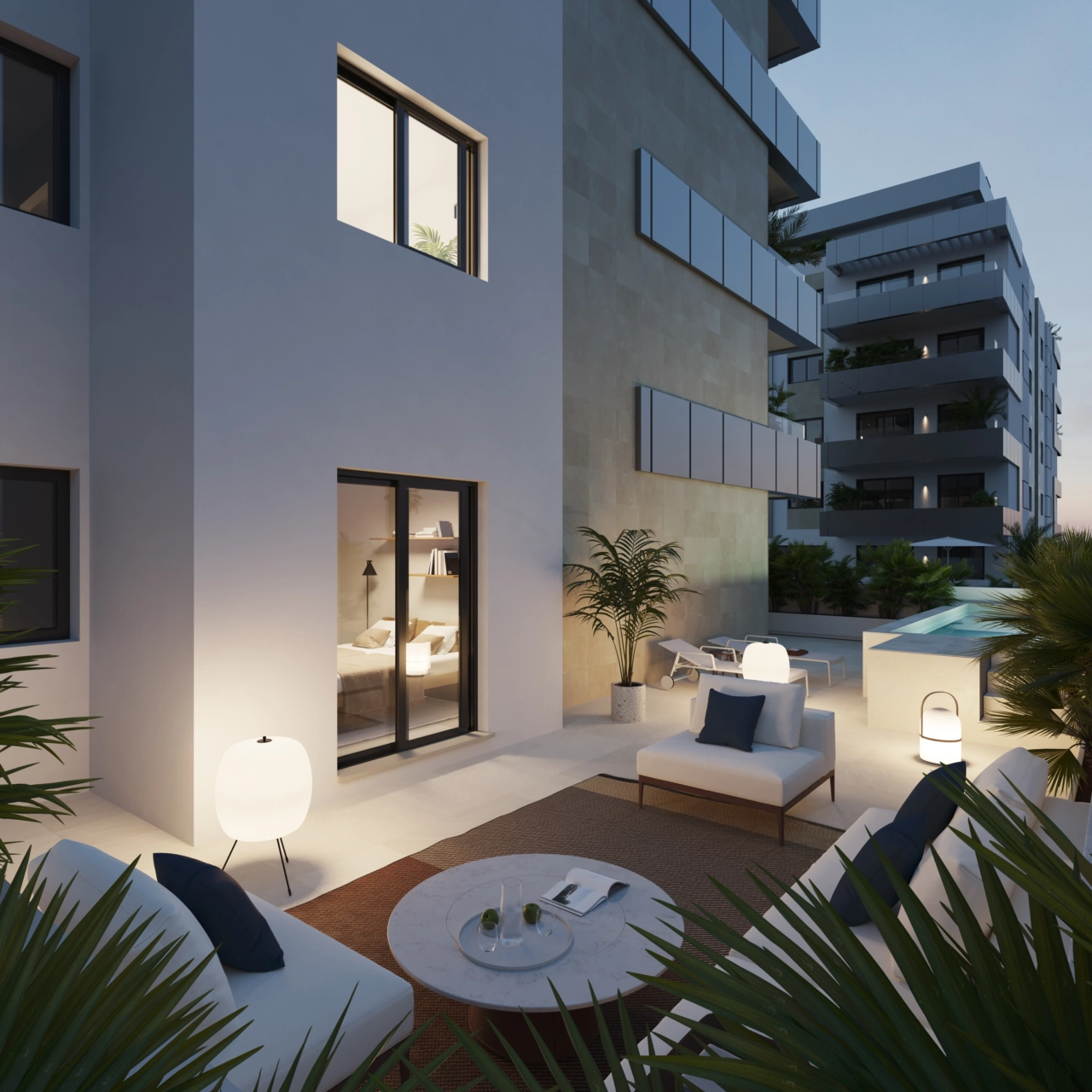 Imagine momentos de relax por la noche en esta espaciosa terraza en planta baja con su propia piscina privada.