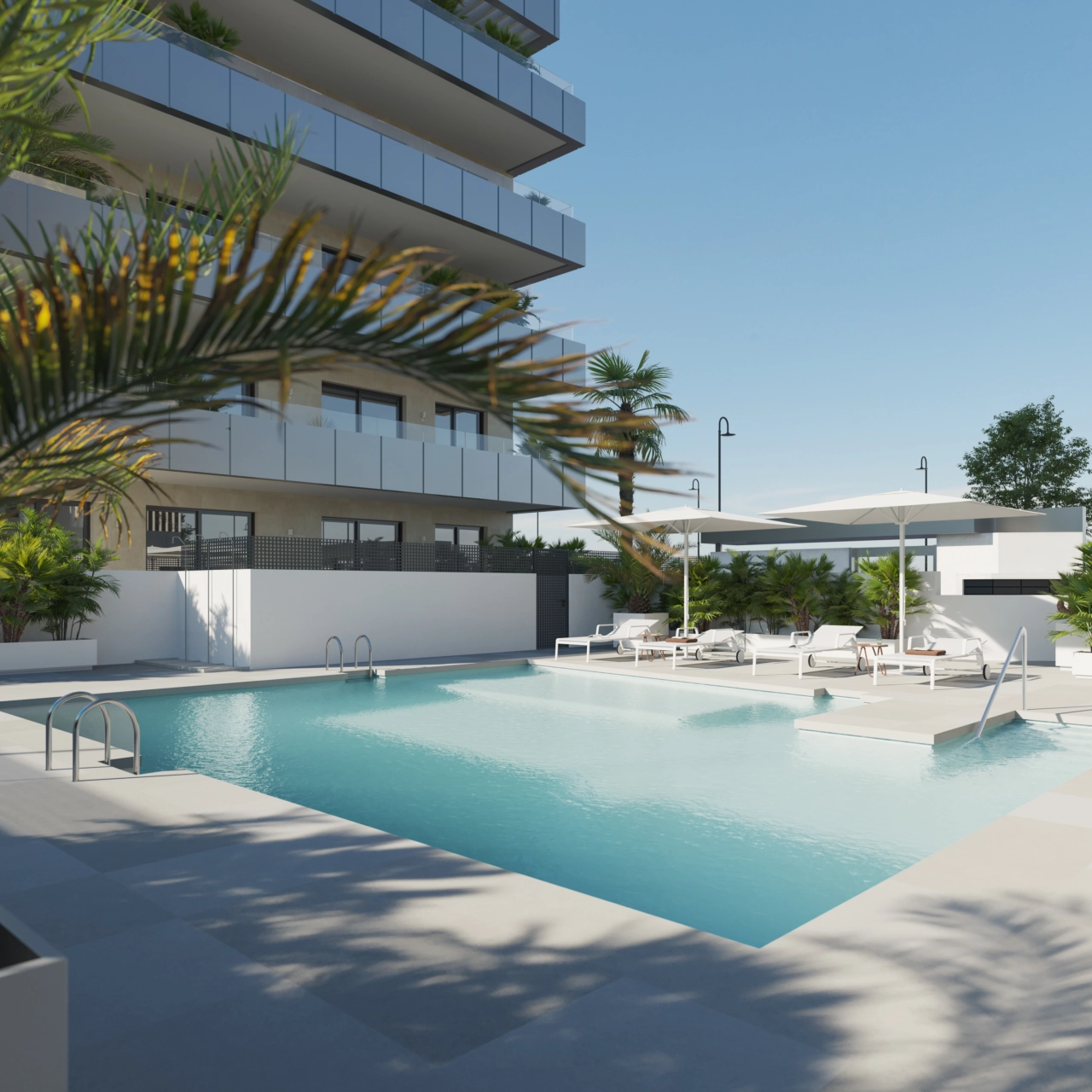 La piscina comunitaria exterior es un lugar perfecto para relajarse y disfrutar del sol español.