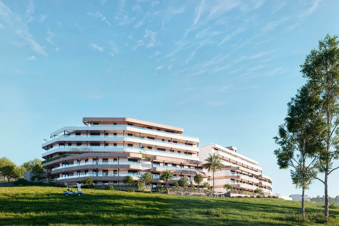 La arquitectura contemporánea de la promoción se integra a la perfección con el verde paisaje del campo de golf.