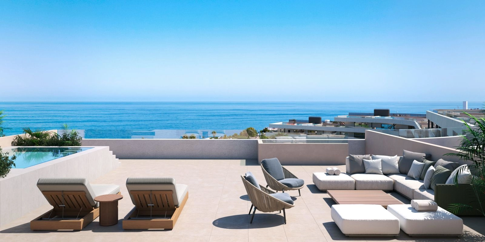 Una amplia terraza en la azotea con piscina privada, ofreciendo impresionantes vistas panorámicas al mar.