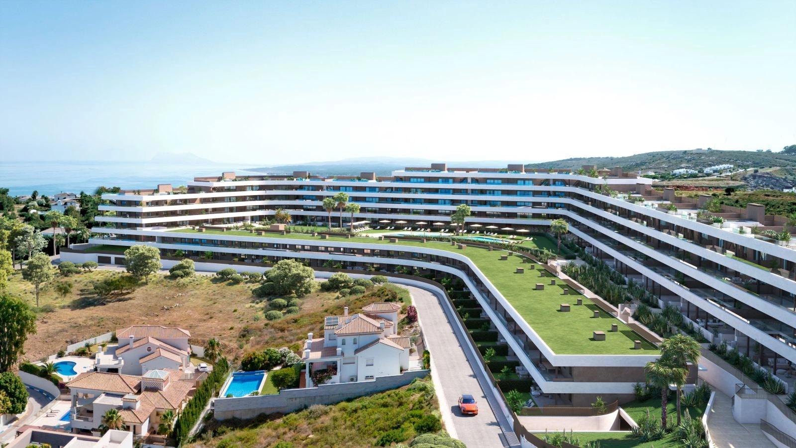 Una vista aérea de la arquitectura moderna de la promoción, enclavada en el paisaje de la Costa del Sol.